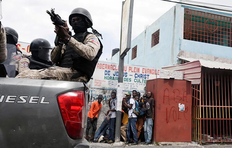 A police officer is seen in Port-au-Prince, Haiti, on September 30, 2019. Police that day shot journalist Edmond Agenor Joseph in Port-au-Prince. (Reuters/Andres Martinez Casares)