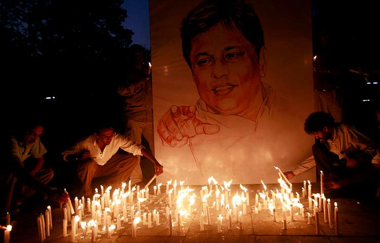 A vigil for journalist Lasantha Wickramatunga is seen in Colombo, Sri Lanka, on January 15, 2009. A U.S. court recently dismissed a civil suit against former Secretary of Defense Gotabaya Rajapaksa over his alleged involvement in the killing. (Reuters/Buddhika Weerasinghe)
