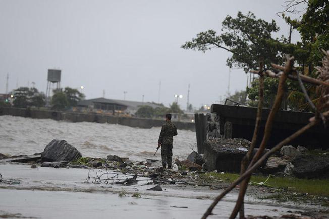 A soldier patrols the shores of Puerto Cortes, in the Honduran Caribbean, in the lead up to a hurricane in August 2016. Gunmen killed the TV host of a show on Puerto Visión, in the Honduran city, on November 25, 2019. (AFP/Orlando Sierra)