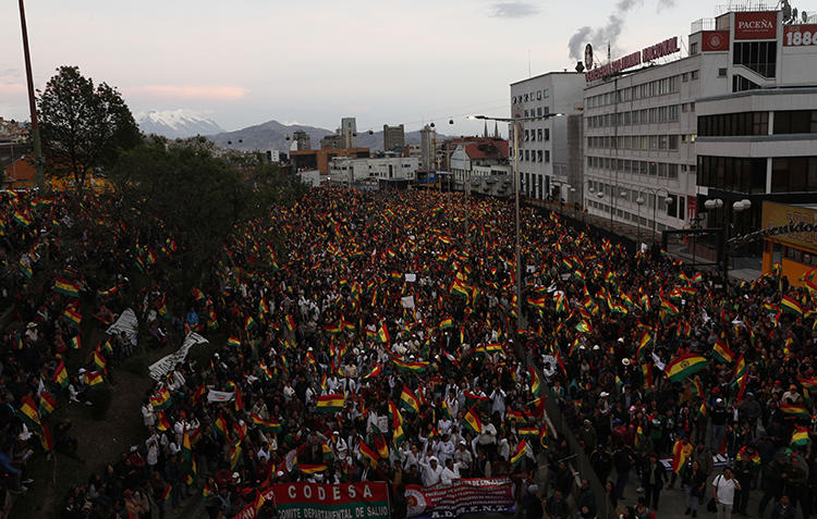 Imagen de protestas anti-gubernamentales en La Paz, Bolivia, el 31 de octubre de 2019. El camarógrafo Daynor Flores Quispe fue herido por una explosión en medio de las protestas. (AP/Juan Karita)