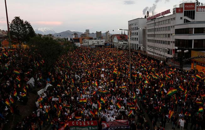 Anti-government protesters are seen in La Paz, Bolivia, on October 31, 2019. Camera operator Daynor Flores Quispe was injured by an explosive amid the protests. (AP/Juan Karita)