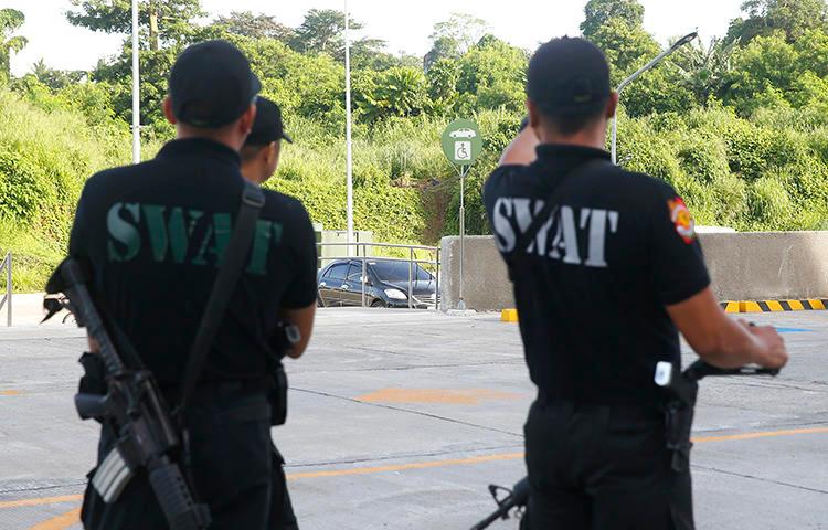 Police officers are seen in Tanauan city, Philippines, on July 4, 2018. Police are investigating the recent shooting of journalist Benjie Caballero. (AP/Bullit Marquez)