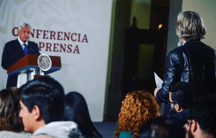 CPJ Mexico Representative Jan-Albert Hootsen asks President Andrés Manuel López Obrador about his commitment to protecting journalists’ safety at the president’s daily press conference in Mexico City on November 6, 2019. (Prometeo Lucero/Article 19)