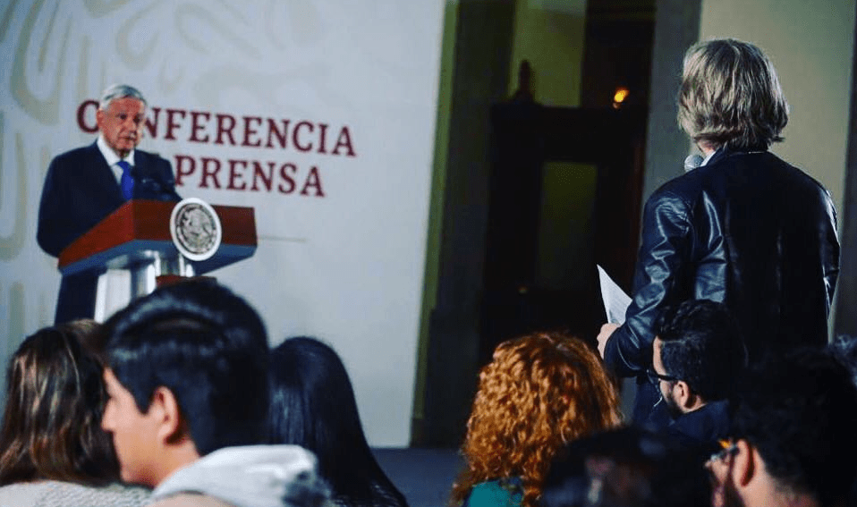 CPJ Mexico Representative Jan-Albert Hootsen asks President Andrés Manuel López Obrador about his commitment to protecting journalists’ safety at the president’s daily press conference in Mexico City on November 6, 2019. (Prometeo Lucero/Article 19)