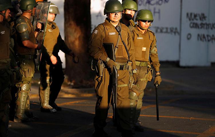 Imagen de funcionarios policiales en Santiago, Chile, el 6 de noviembre de 2019. La policía investiga el reciente asesinato de la periodista Albertina Martínez Burgos en Santiago. (Reuters/Jorge Silva)