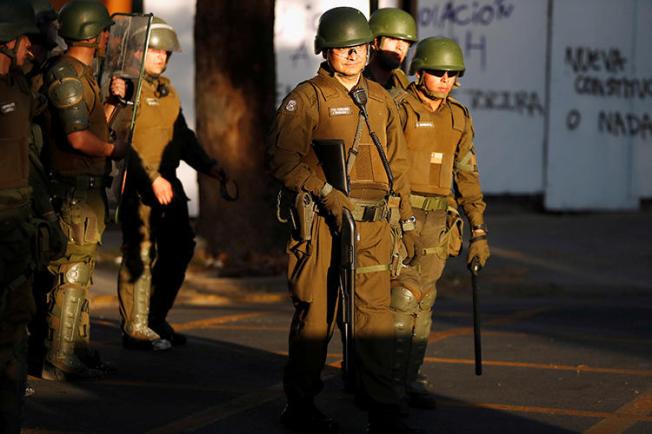 Imagen de funcionarios policiales en Santiago, Chile, el 6 de noviembre de 2019. La policía investiga el reciente asesinato de la periodista Albertina Martínez Burgos en Santiago. (Reuters/Jorge Silva)