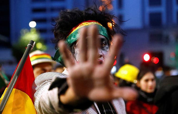 Un manifestante gesticula durante una protesta en La Paz el 9 de noviembre de 2019. Varios medios informativos fueron atacados o amenazados durante el fin de semana, en el panorama convulso que llevó a la renuncia del presidente Evo Morales. (Reuters/Kai Pfaffenbach)