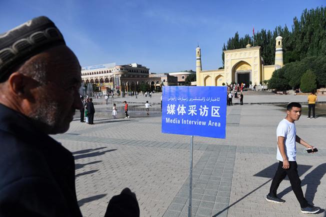 Photo du 5 juin 2019 montrant une « zone d'interview avec les médias » aménagée pour les reporters près de la mosquée Idkah le matin d'Eid al-Fitr, date à laquelle les musulmans à travers le monde célèbrent la fin du Ramadan, à Kashgar, dans la région de Xinjiang au nord-ouest de la Chine. La Chine a été le pire geôlier de journalistes au monde en  2019, avec au moins 48 prisonniers. (AFP/Greg Baker)