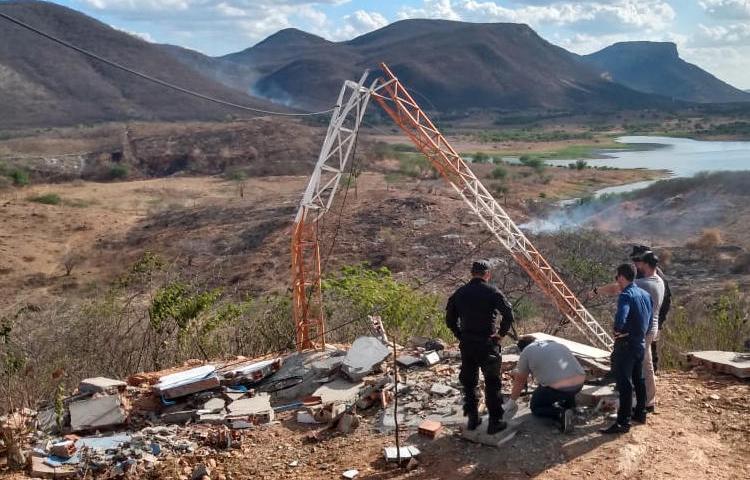 The destroyed antenna of Brazilian local broadcaster Aliança FM is seen in Choró, Ceará state. Police are investigating the attack on the antenna. (Image via Marcolino Borges)