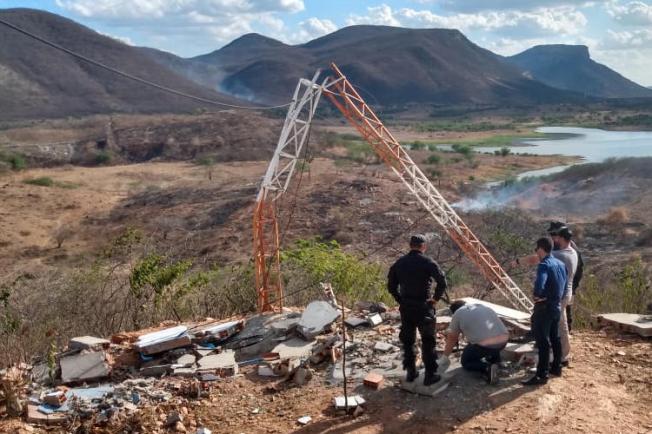 The destroyed antenna of Brazilian local broadcaster Aliança FM is seen in Choró, Ceará state. Police are investigating the attack on the antenna. (Image via Marcolino Borges)