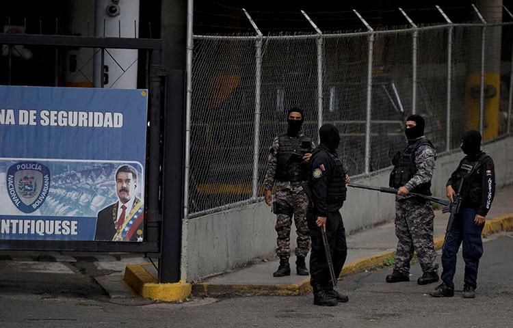 Imagen de un grupo de agentes de las fuerzas de seguridad SEBIN de Venezuela en Caracas, el 16 de mayo de 2018. Agentes del SEBIN recientemente clausuraron dos medios de comunicación informativos en el marco de una investigación sobre lavado de capitales. (AP/Fernando Llano)