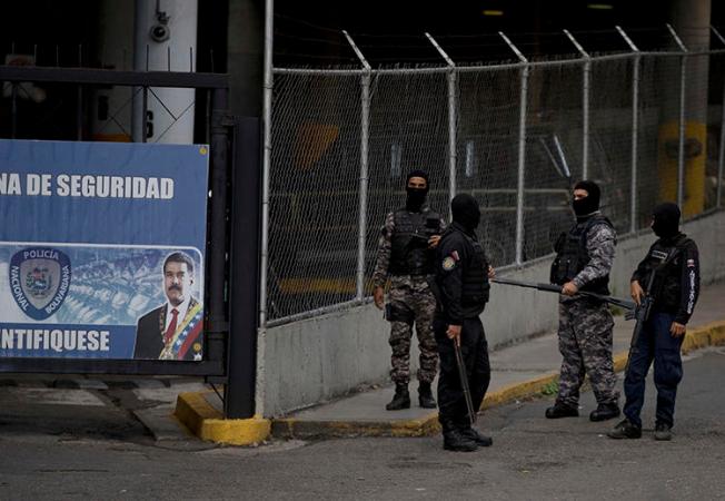 Imagen de un grupo de agentes de las fuerzas de seguridad SEBIN de Venezuela en Caracas, el 16 de mayo de 2018. Agentes del SEBIN recientemente clausuraron dos medios de comunicación informativos en el marco de una investigación sobre lavado de capitales. (AP/Fernando Llano)