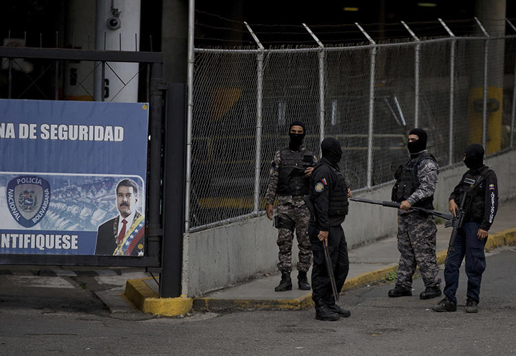 A group of Venezuelan SEBIN security forces are seen in Caracas on May 16, 2018. SEBIN agents recently shut down two news outlets in a money laundering investigation. (AP/Fernando Llano)