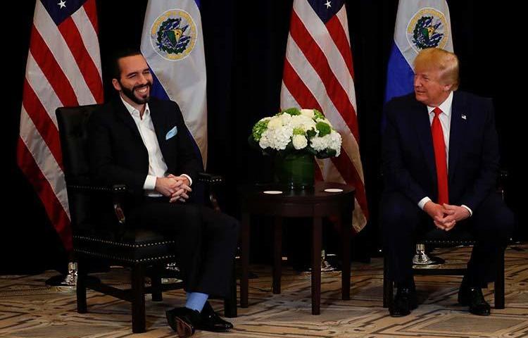 El presidente de El Salvador Nayib Bukele, con el presidente de los Estados Unidos de América Donald Trump, en los entretelones de la sesión número 74 de la Asamblea General de las Naciones Unidas, en Nueva York, el 25 de septiembre de 2019. Periodistas en El Salvador contaron a CPJ que el acoso digital se ha intensificado desde que Bukele asumió el poder en junio. (Reuters/Jonathan Ernst)