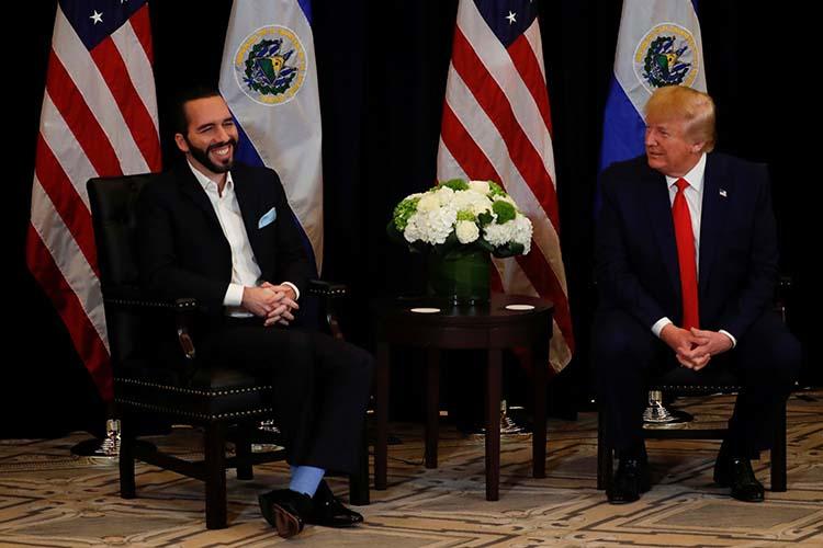 El presidente de El Salvador Nayib Bukele, con el presidente de los Estados Unidos de América Donald Trump, en los entretelones de la sesión número 74 de la Asamblea General de las Naciones Unidas, en Nueva York, el 25 de septiembre de 2019. Periodistas en El Salvador contaron a CPJ que el acoso digital se ha intensificado desde que Bukele asumió el poder en junio. (Reuters/Jonathan Ernst)