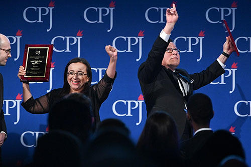 Lucía Pineda and Miguel Mora of Nicaraguan broadcaster 100% Noticias receive an International Press Freedom Award from A.G. Sulzberger in New York on November 21, 2019. (Getty/Dia Dipasupil)