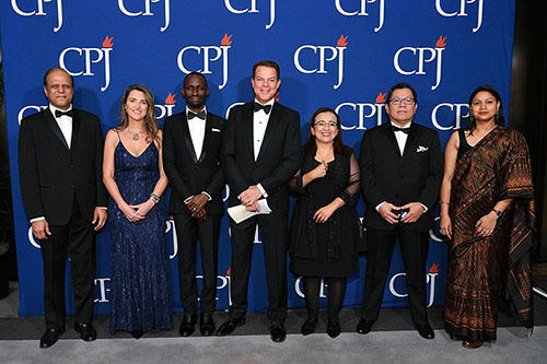 CPJ’s 2019 International Press Freedom Awards honorees pose with host Shep Smith, center. (Getty/Dia Dipasupil)