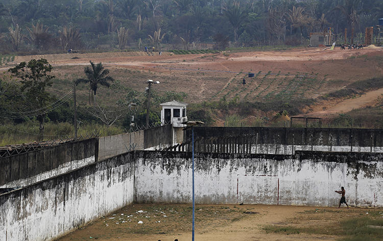 An inmate is seen in a prison in Porto Velho, Rondônia state, Brazil, on August 28, 2015. A Rondônia court recently sentenced two journalists to suspended jail terms for defamation. (Reuters/Nacho Doce)