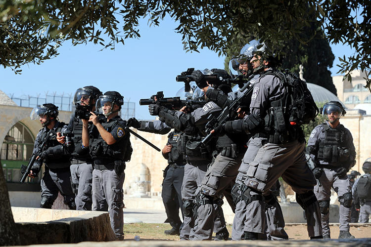 Israeli police officers are seen in Jerusalem on August 11, 2019. Israeli authorities recently arrested Palestinian journalist Sameh al-Titi. (Reuters/Ammar Awad)