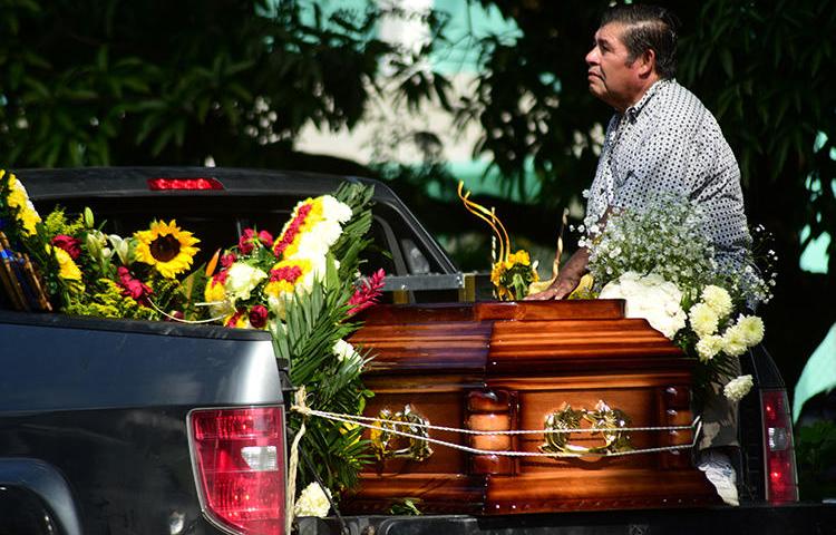 鲜花覆盖着墨西哥记者Jorge Celestino Ruiz Vazquez的灵柩，他于今年8月在韦拉克鲁 斯遇害。包括Ruiz 在内， 2019年至少有五名记者因遭到报复性谋杀在墨西哥殉职。（路 透社/Oscar Martinez）
