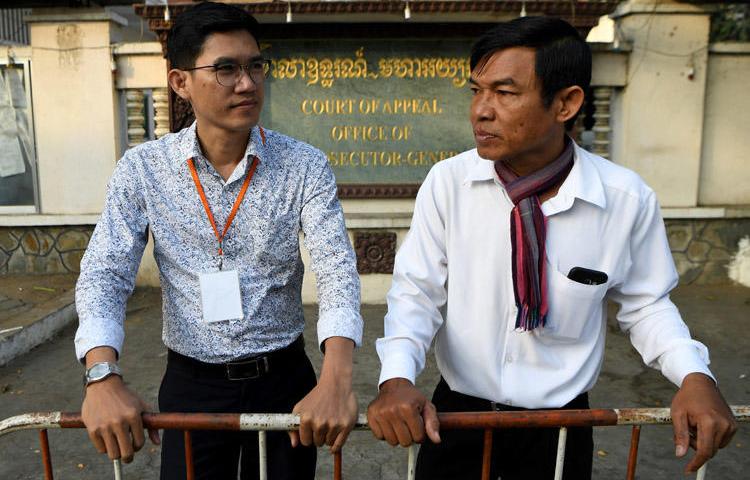 Former Radio Free Asia journalists Yeang Sothearin (L) and Uon Chhin (R) arrive at the court of appeal in Phnom Penh, Cambodia, on January 20, 2020, for a hearing. On January 28, the appeals court upheld espionage investigations against the two journalists. (AFP/Tang Chhin Sothy)