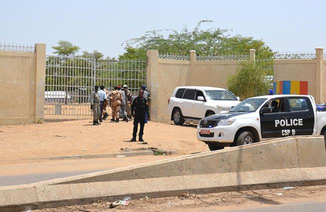 Police forces are seen in N'Djamena, Chad, on June 15, 2015. Police recently arrested journalist Ali Hamata Achène for alleged defamation and contempt of court. (AFP/Brahim Adji)