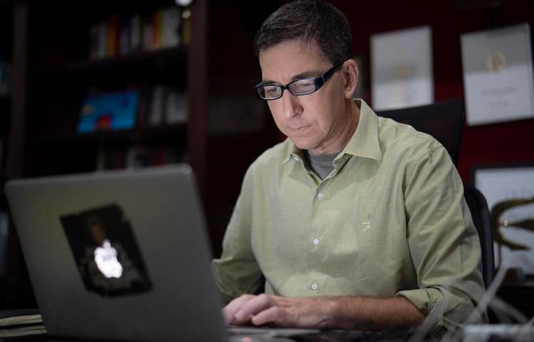 Em uma foto de 10 de julho de 2019, o jornalista Glenn Greenwald é visto em sua casa no Rio de Janeiro, Brasil. Um procurador público federal do Brasil acusou, em 21 de janeiro de 2020, Greenwald de crimes como associação criminosa e invasão de dispositivo eletrônico em conexão com uma série de reportagens publicados no The Intercept Brasil desde junho de 2019. (AP Photo / Leo Correa)