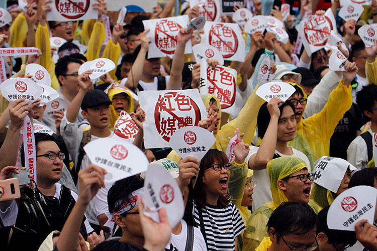 2019年6月23日，抗議者聚集在台北總統府大樓前，手舉「反對紅色媒體」和「守護台灣民主」的海報，抵制親共媒體。（法新社/ Hsu Tsun-hsu）