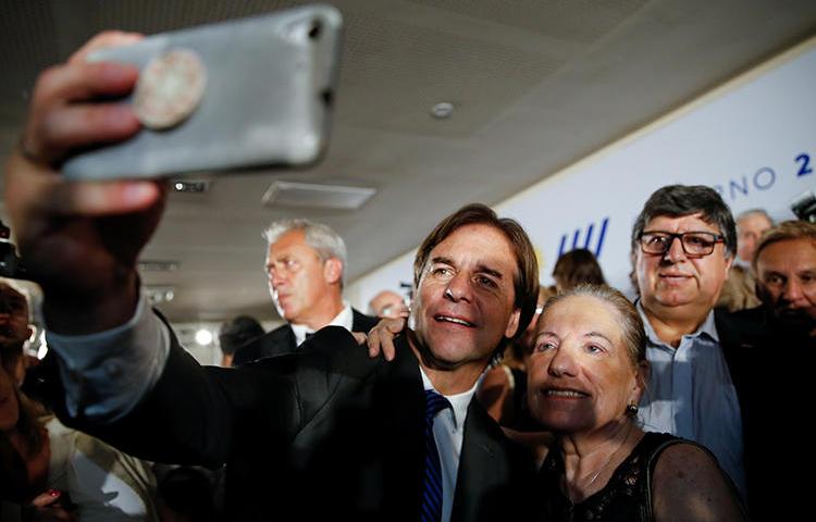 El Presidente electo Luis Lacalle Pou se toma una selfie durante el anuncio de su próximo gabinete, en Montevideo, Uruguay, en diciembre de 2019. Su partido está buscando introducir el ‘derecho al olvido’ en un proceso legislativo abreviado, levantando preocupaciones en materia de libertad de prensa. (Reuters/Mariana Greif)