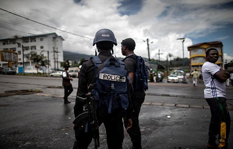 Policiers camerounais à Buea, au Cameroun, le 3 octobre 2018. Le journaliste camerounais Martinez Zogo est emprisonné depuis janvier. (AFP/Marco Longari)