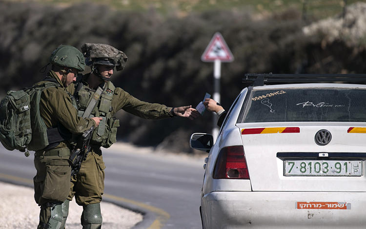 Israeli soldiers are seen at a checkpoint near the West Bank city of Nablus on January 11, 2018. Israeli forces at the Za’tara checkpoint south of Nablus recently arrested Palestinian journalist Mujahed Muflih. (AFP/Jaafar Ashtiyeh)