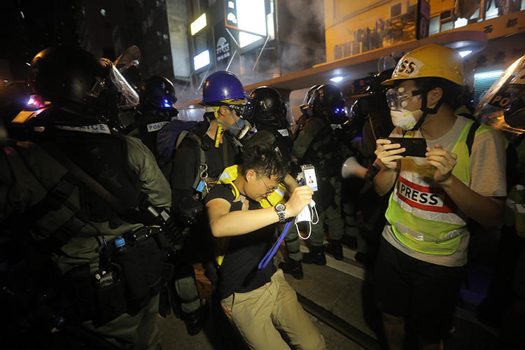 2019年7月28日，防暴警察和示威者在中央政府駐港聯絡辦附近發生衝突，一名記者受傷。（法新社/