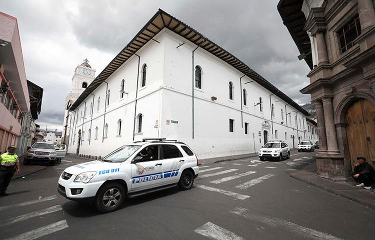 Imagen de vehículos policiales en Quito, Ecuador, el 13 de octubre de 2019. El periodista ecuatoriano Víctor Aguirre recientemente sobrevivió a un ataque con explosivo en su casa.  (AP/Fernando Vergara)