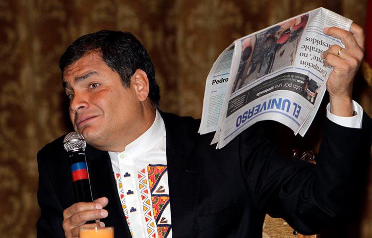 El Presidente de Ecuador, Rafael Correa, sostiene una copia de El Universo, en Quito, el 22 de noviembre de 2011. El caso del periódico contra las autoridades ecuatorianas fue recientemente admitido por la Corte Interamericana de Derechos Humanos. (AP/Dolores Ochoa)