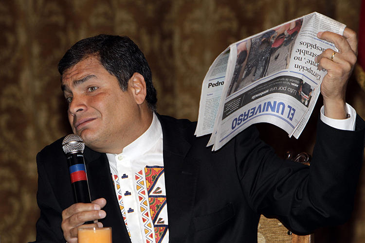 El Presidente de Ecuador, Rafael Correa, sostiene una copia de El Universo, en Quito, el 22 de noviembre de 2011. El caso del periódico contra las autoridades ecuatorianas fue recientemente admitido por la Corte Interamericana de Derechos Humanos. (AP/Dolores Ochoa)