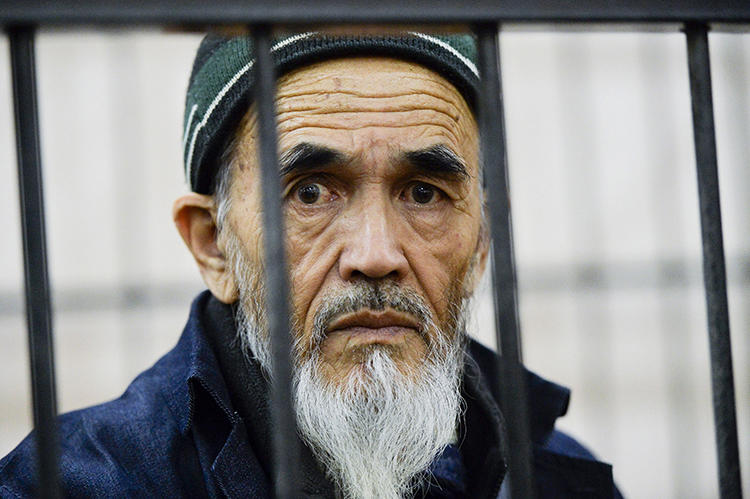 Journalist Azimjon Askarov is seen at a court in Bishkek, Kyrgyzstan, on October 11, 2016. The country’s Supreme Court is set to hear Askarov’s appeal tomorrow. (AP/Vladimir Voronin)