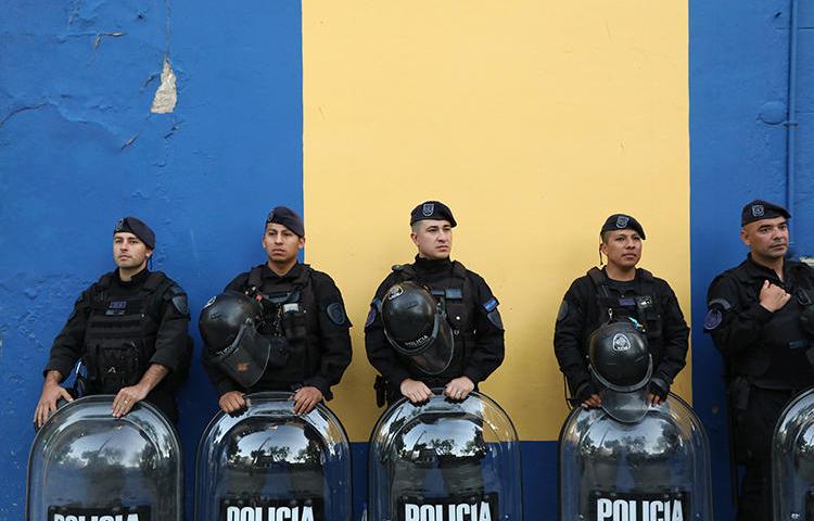 Imagen de agentes policiales en Buenos Aires, Argentina, el 22 de octubre de 2019. Recientemente el periodista argentino Diego Moranzoni recibió amenazas de muerte por su cobertura de un asesinato en Buenos Aires. (Reuters/Joaquin Salguero)