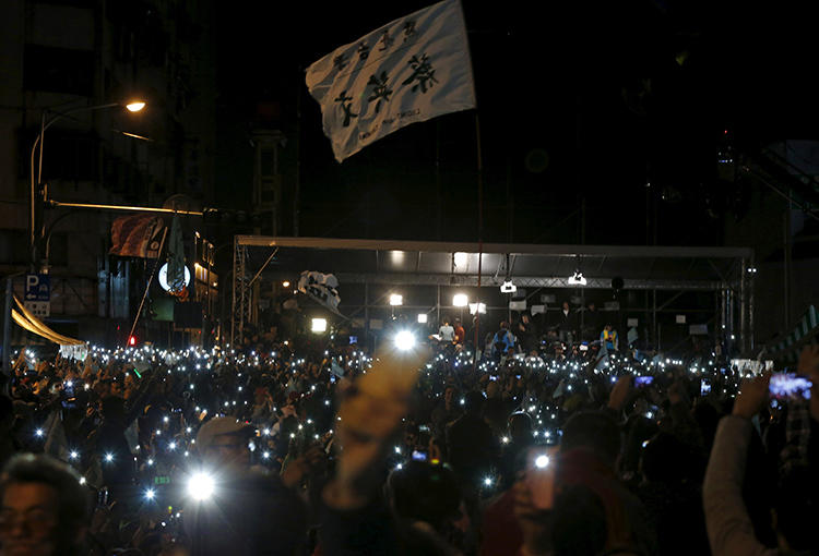 2016年1月16日，民進黨主席和總統候選人蔡英文的支持者舉起照亮的手機，慶祝蔡英文在台北舉行的總統大選中獲勝。（路透社/ Pichi Chuang）