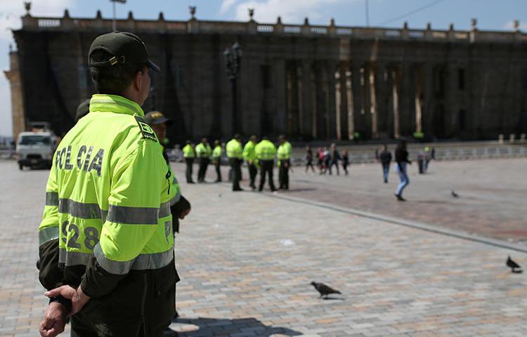 Imagen de un funcionario policial en Bogotá, Colombia, el 23 de noviembre de 2019. Recientemente, una corte colombiana dictó una orden de detención contra el periodista Edison Lucio Torres. (Reuters/Luisa González)