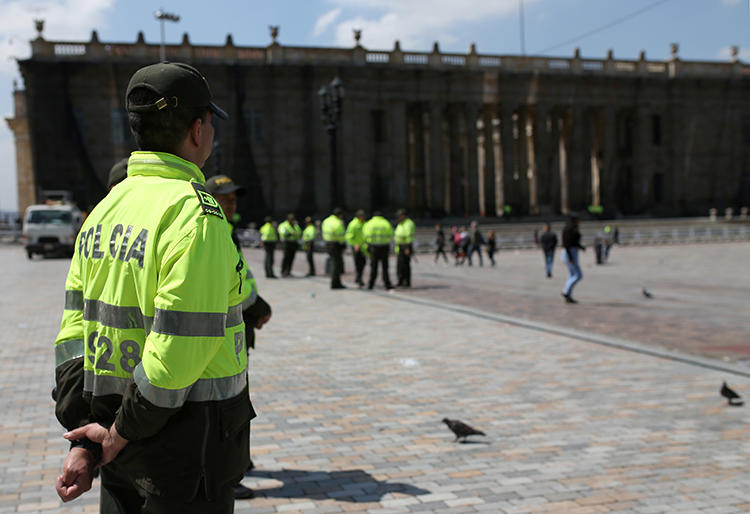 A police officer is seen in Bogota, Colombia, on November 23, 2019. A Colombian court recently issued an arrest warrant for journalist Edison Lucio Torres. (Reuters/Luisa Gonzalez)