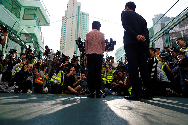 2019年11月24日，在香港區議會選舉期間，香港行政長官林鄭月娥在一個投票站進行投票後對媒體發表講話。（路透社/ Thomas Peter）