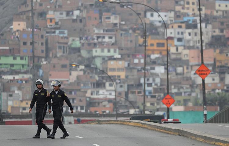 Imagen de policías en Lima, Perú, el 1 de octubre de 2019. Recientemente dos periodistas solicitaron protección policial luego de recibir amenazas y ser vigilados. (Reuters/Guadalupe Pardo)