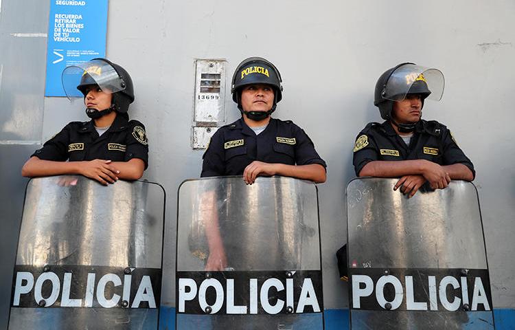 Imagen de funcionarios policiales en Lima, Perú, el 19 de marzo de 2019. El periodista Jimmy Alejandro Castillo Gamarra fue recientemente atacado en San Marcos, al norte de Perú. (Reuters/Guadalupe Pardo)