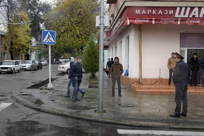 People are seen in Dushanbe, Tajikistan, on November 3, 2015. Tajik authorities recently detained journalist Daler Sharifov. (Reuters/Brendan Smialowski)