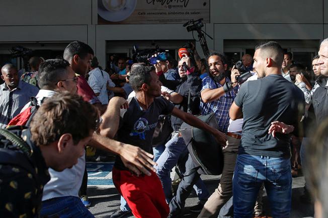 Supporters of Venezuelan President Nicolas Maduro scuffle with members of the media at the Simon Bolivar international airport in Maiquetia, Venezuela, on February 11, 2020. (Reuters/Manaure Quintero)