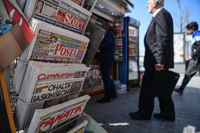 Newspapers are seen in Istanbul, Turkey, on April 19, 2018. CPJ recently joined other press freedom groups in calling on Turkey's ad regulator to lift its ban on the leftist daily Evrensel. (AFP/Ozan Kose)