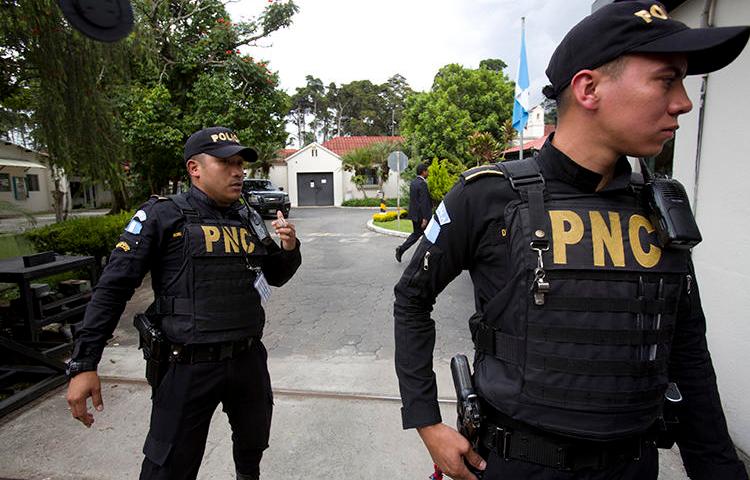 Imagen de agentes policiales en Ciudad de Guatemala el 31 de agosto de 2018. Recientemente el periodista Bryan Guerra fue asesinado en Guatemala. (AP/Moises Castillo)