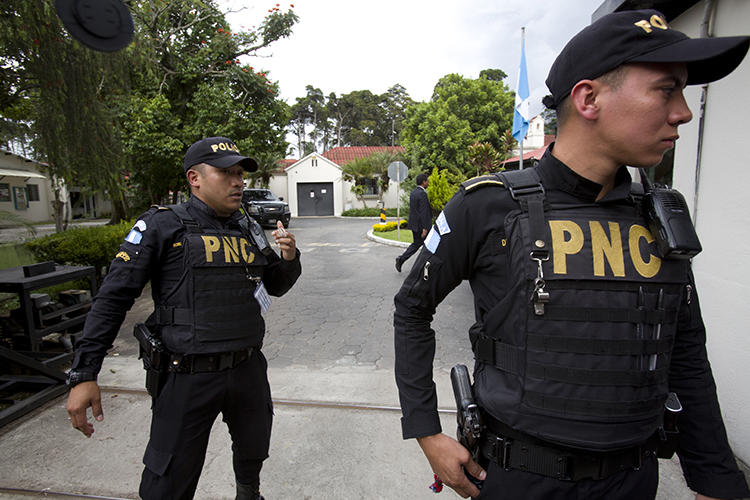 Police are seen in Guatemala City on August 31, 2018. Journalist Bryan Guerra was recently shot and killed in Guatemala. (AP/Moises Castillo)