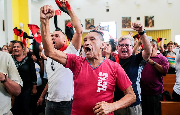 Seguidores del presidente de Nicaragua Daniel Ortega gritan consignas en la Catedral Metropolitana en Managua, Nicaragua, el 3 de marzo de 2020. Seguidores del gobierno atacaron a varios periodistas que se encontraban cubriendo un funeral en la iglesia. (Reuters/Oswaldo Rivas)