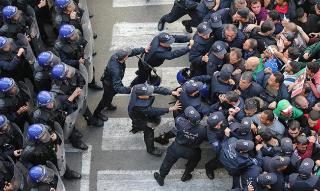 Police officers confront protesters in Algiers, Algeria, on February 22, 2020. Journalist and RSF correspondent Khaled Drareni was arrested while covering protests on March 7. (Reuters/Ramzi Boudina)